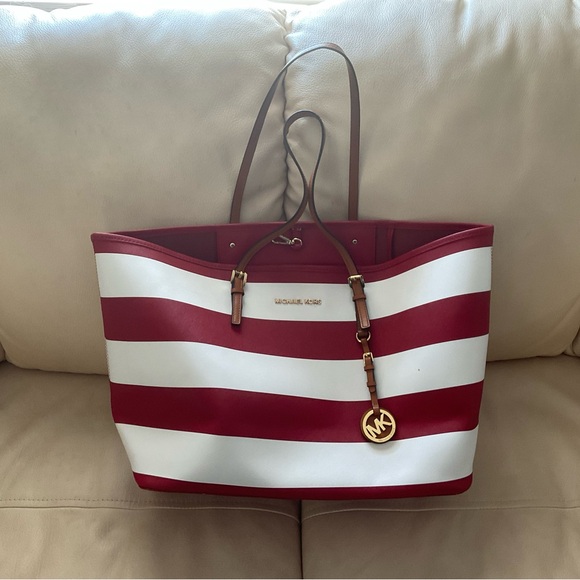 Michael Kors large tote features a stylish blend of functionality and elegance - Picture 1 of 4